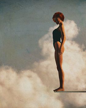 La femme se tient forte dans les nuages