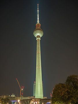 Berlijn - Televisietoren op Alexanderplatz bij nacht van t.ART