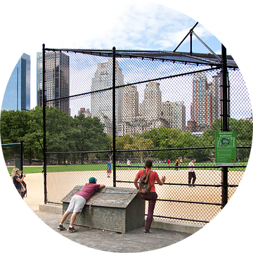 Honkbal op The Great Lawn in Central Park, Manhattan,New York van Arie Storm