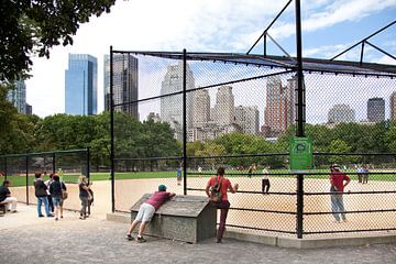 Baseball sur la grande pelouse de Central Park, Manhattan, New York. sur Arie Storm