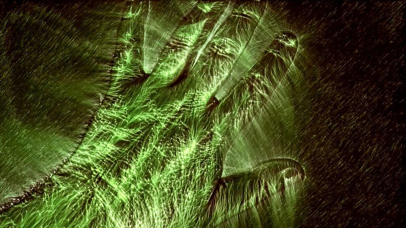 Kirlian Leuchten einer menschlichen Hand auf Schwarz von MPfoto71