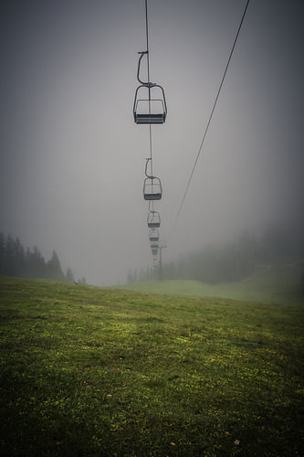 Schweben in der Stille – Sessellift im Nebel