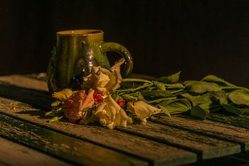 Stilleben einer Vase mit alten Stockrosen, in Grüntönen mit Rosa und Holz. von Anneke Van Hulst