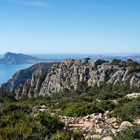 Malerische Berglandschaft und das Mittelmeer von Adriana Mueller
