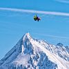 Paragliden boven de besneeuwde bergtop van Christa Thieme-Krus