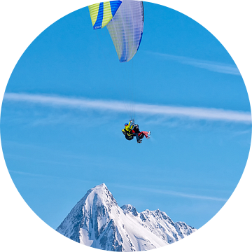 Paragliden boven de besneeuwde bergtop van Christa Thieme-Krus