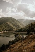 Rivière dans le paysage montagneux bulgare