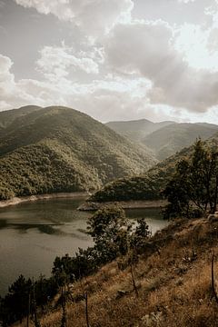 Fluss in der bulgarischen Berglandschaft