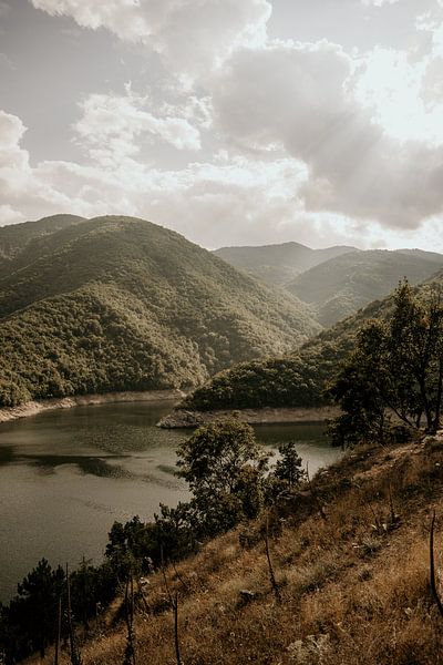 Rivière dans le paysage montagneux bulgare par Christa Stories