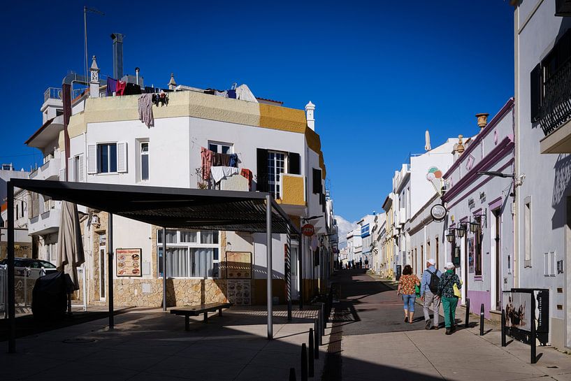 Mensen op straat in Albufeira van Eddy Westdijk