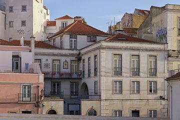 Architectuur in de Alfama - charme van een oude stad in Lissabon van Rolf Schnepp