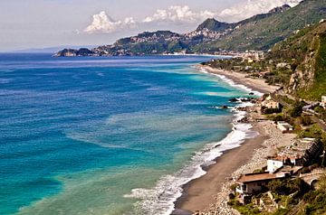 Magisch kleurenspel van de zee aan de oostkust van Sicilië van Silva Wischeropp