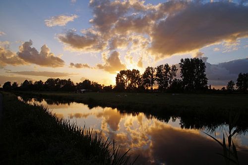 luchten en water met ondergaande zon