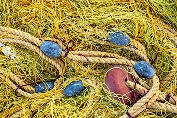 Geel vissersnet met rood en blauw van Sia Windig