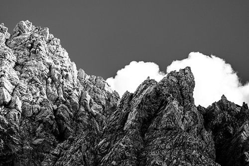 Ruige bergen voor wolken