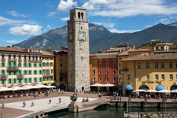 Gardameer: Riva del Garda - De Piazza III Novembre met de Torre Apponale van t.ART