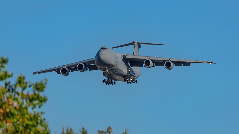 Landing Lockheed C-5M Super Galaxy. by Jaap van den Berg