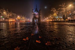 De stad Deventer in de mist, 's nachts van Martin Podt