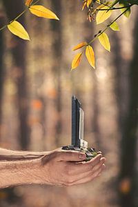 Visuelle Kunst der Hände mit Erde und Häusern - Poetische Verbindung zwischen Mensch und Natur