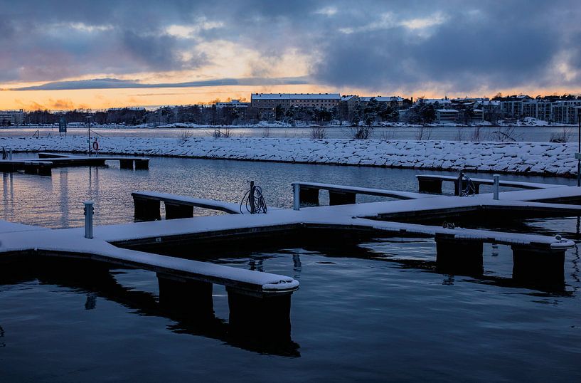 Marina d’hiver au crépuscule – Neige sur les pontons &amp; eau bleue par Brave Toaster Photos