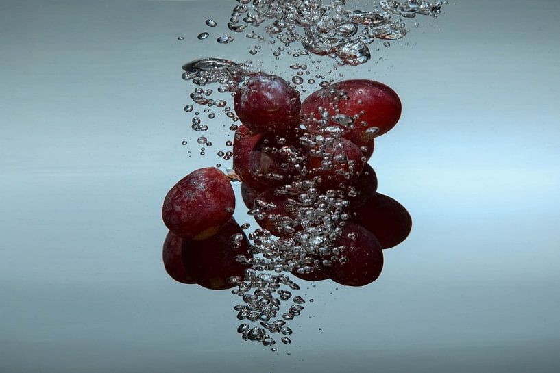 Weintrauben in Wasser von Etienne Rijsdijk