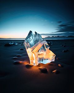 Eiskristall am Strand bei Sonnenaufgang