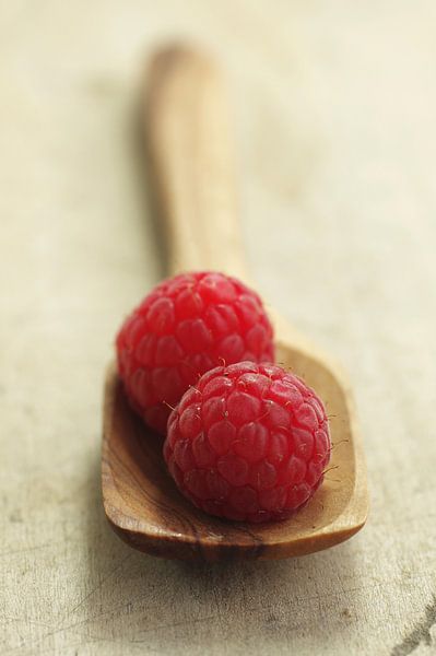 Framboises sucrées Tableau de cuisine rustique par Tanja Riedel