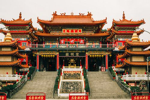 Imposant complexe de temples à Kaohsiung : architecture symétrique et toits rouges