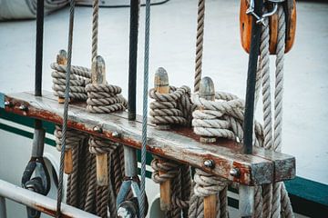 scheepstouw aan boord van een zeilschip in Kampen. van Janny Beimers