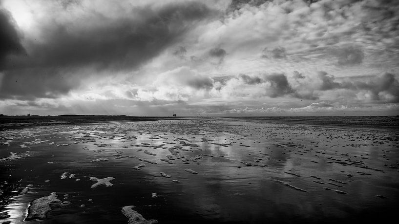 Le beau ciel nuageux se reflète merveilleusement dans l'eau de la mer par Hans de Waay