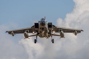 Italiaanse Panavia Tornado vlak voor de landing. van Jaap van den Berg