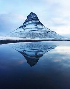 Islandberg in stiller Reflexion