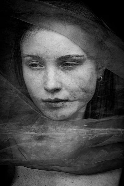 Bogdana portrait with fabric in b/w by Hans Dethmers
