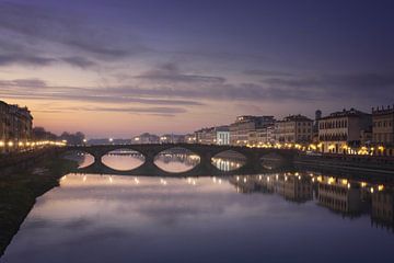 Wunderschöner Sonnenuntergang über der Carraia-Brücke. Florenz, Italien