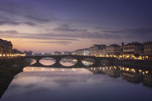 Prachtige zonsondergang over de Carraia-brug. Florence, Italië