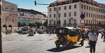 Sonnige Lissabonner Straße mit bunten Gebäuden von Chris Snoek