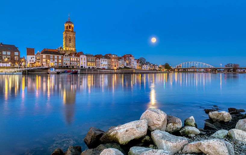 Deventer skyline bij volle maan, Overijssel, Nederland van Adelheid Smitt