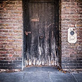 Oude verweerde tuin deur bedekt met groene klimop in Londen | Reis- & Straatfotografie van Diana van Neck Photography