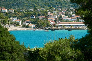 Uitzicht vanaf een heuvel over delen van de stad Rab aan de Adriatische Zee in Kroatië