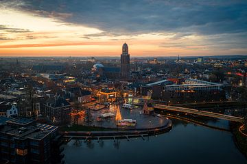 Zonsopgang in Zwolle met de Peperbus en winterlicht van Thomas Bartelds