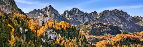 Kasteel Neuschwanstein met bergpanorama in de herfst