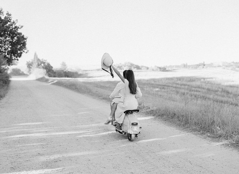 Sur la vespa à travers la Toscane, photographiée de manière analogue. par Alexandra Vonk