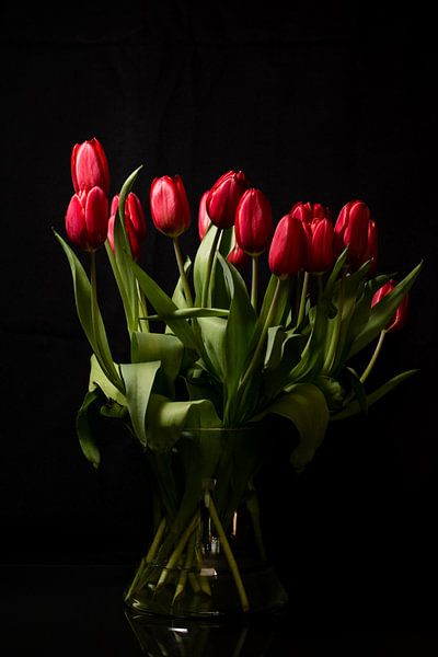 Ein Strauß roter Tulpen von As Janson
