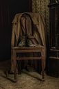 Een oude jas aan een oude stoel von Melvin Meijer Miniaturansicht