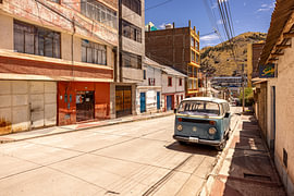 Bulli, VW Bus bei strahlendem Sonnenschein in Puno, Peru von Andreas Peters
