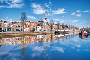 De Oosterkade in Leeuwarden weerspiegeld in de stadsgracht.