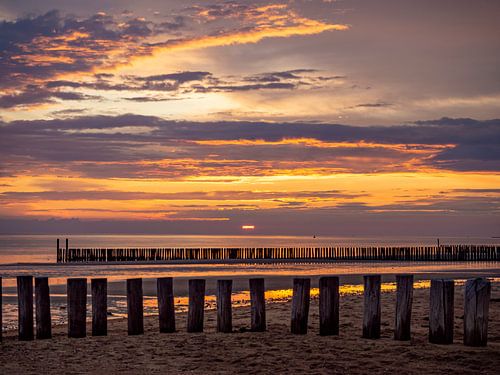 Zonsondergang op het strand in Zeeland