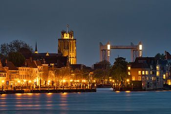 Dordrecht, Grote Kerk oder Onze-Lieve-Vrouwekerk, Eisenbahnbrücke, Abend