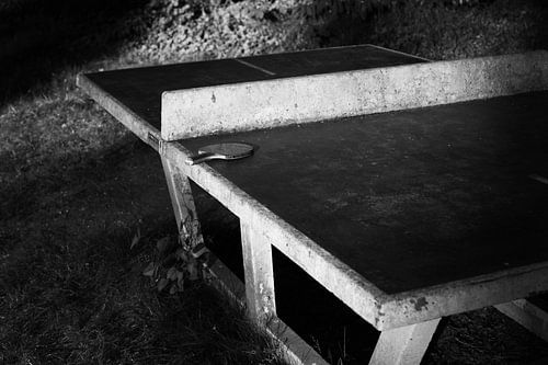 Real Life Stillleben der Tischtennisplatte in der untergehenden Sonne