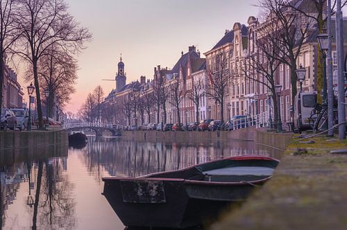 Het Rapenburg van Leiden in het ochtendlicht